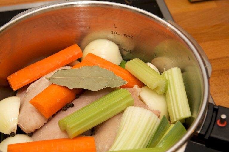 Hühnersuppe aus dem Schnellkochtopf waehnerk